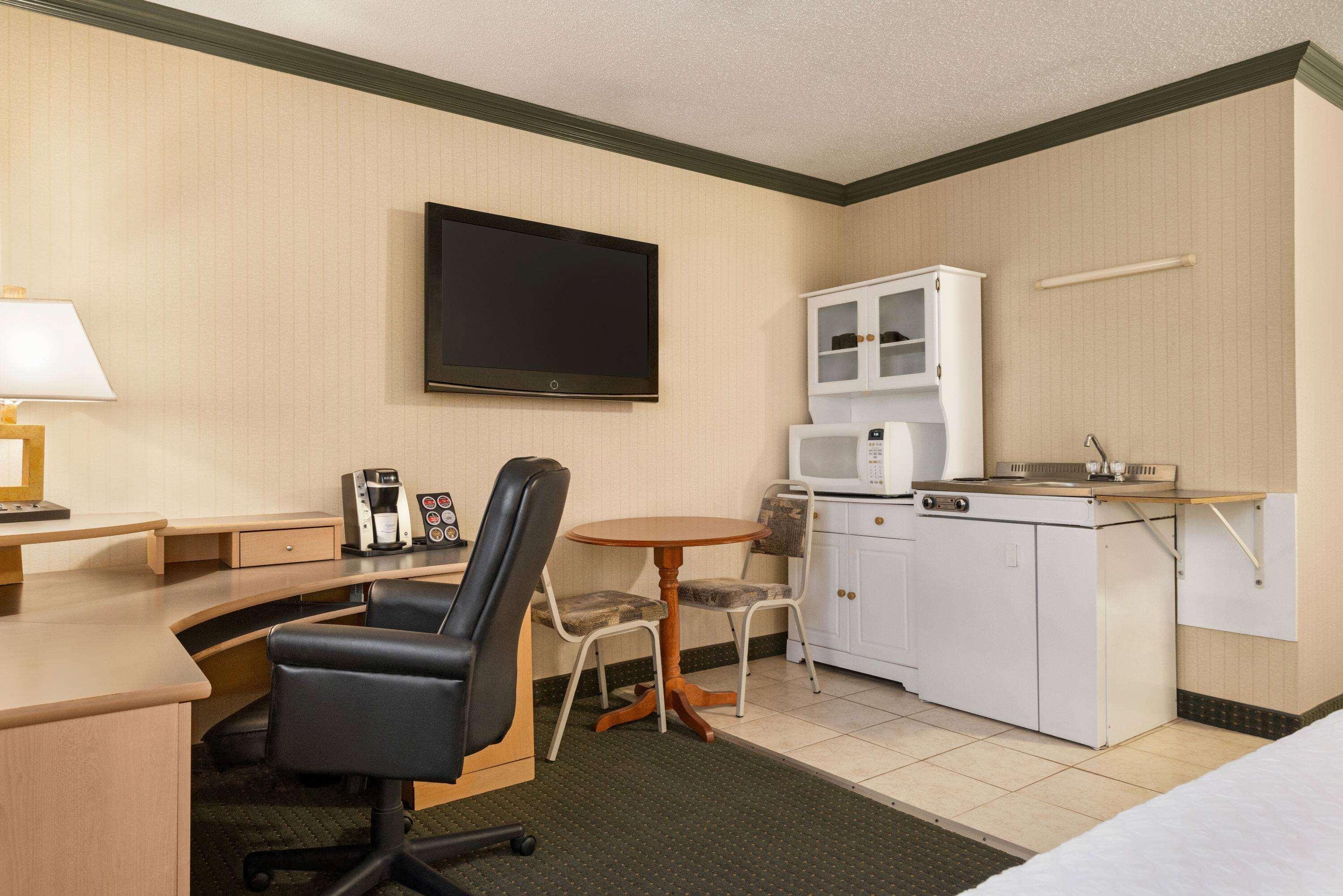 Travelodge By Wyndham Dawson Creek Exterior foto